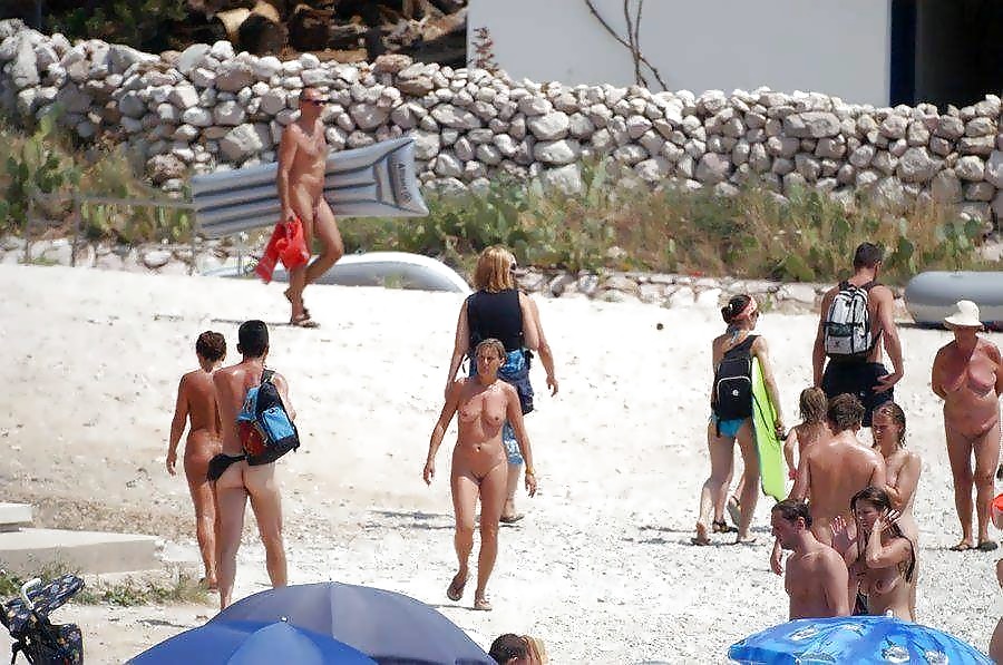 Divertimento sulla spiaggia nudista
 #965205