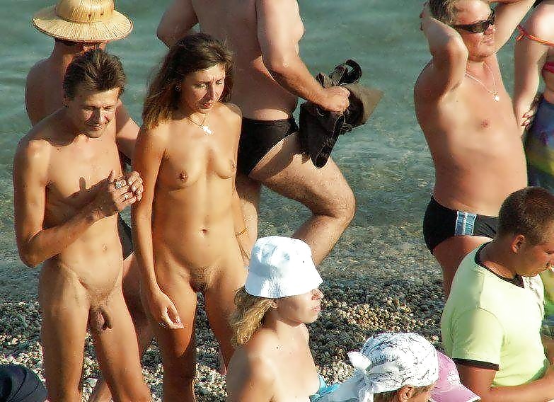 Divertimento sulla spiaggia nudista
 #965370