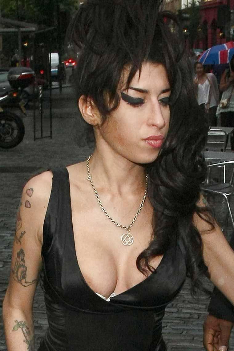 Winehouse Seins 03 #2000088