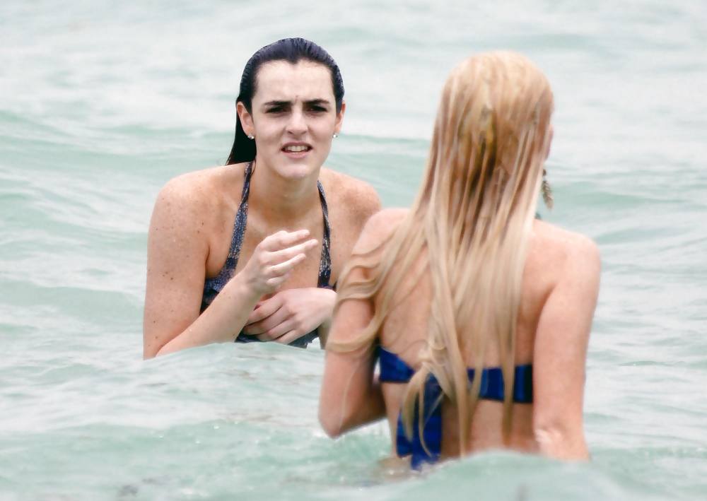 Lindsay Lohan in bikini su miami beach boob slip
 #3913238