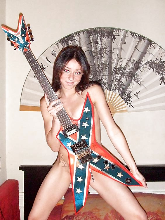 Rocker Fille Nue à La Maison #16856946