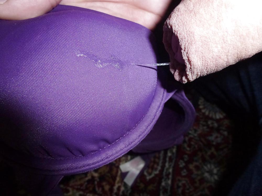 Sborrare sui reggiseni e sullo spazzolino di mia moglie
 #18269723