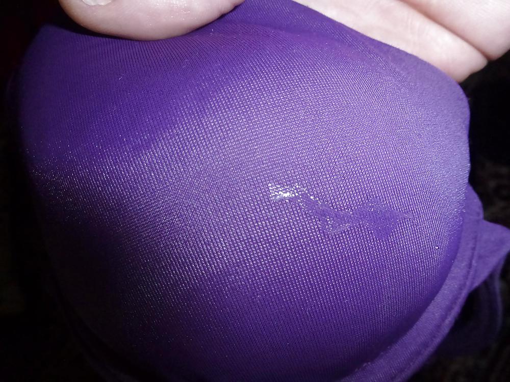 Sborrare sui reggiseni e sullo spazzolino di mia moglie
 #18269756