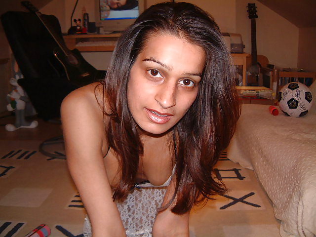 Uk Indian wife, name her ??? #10877283
