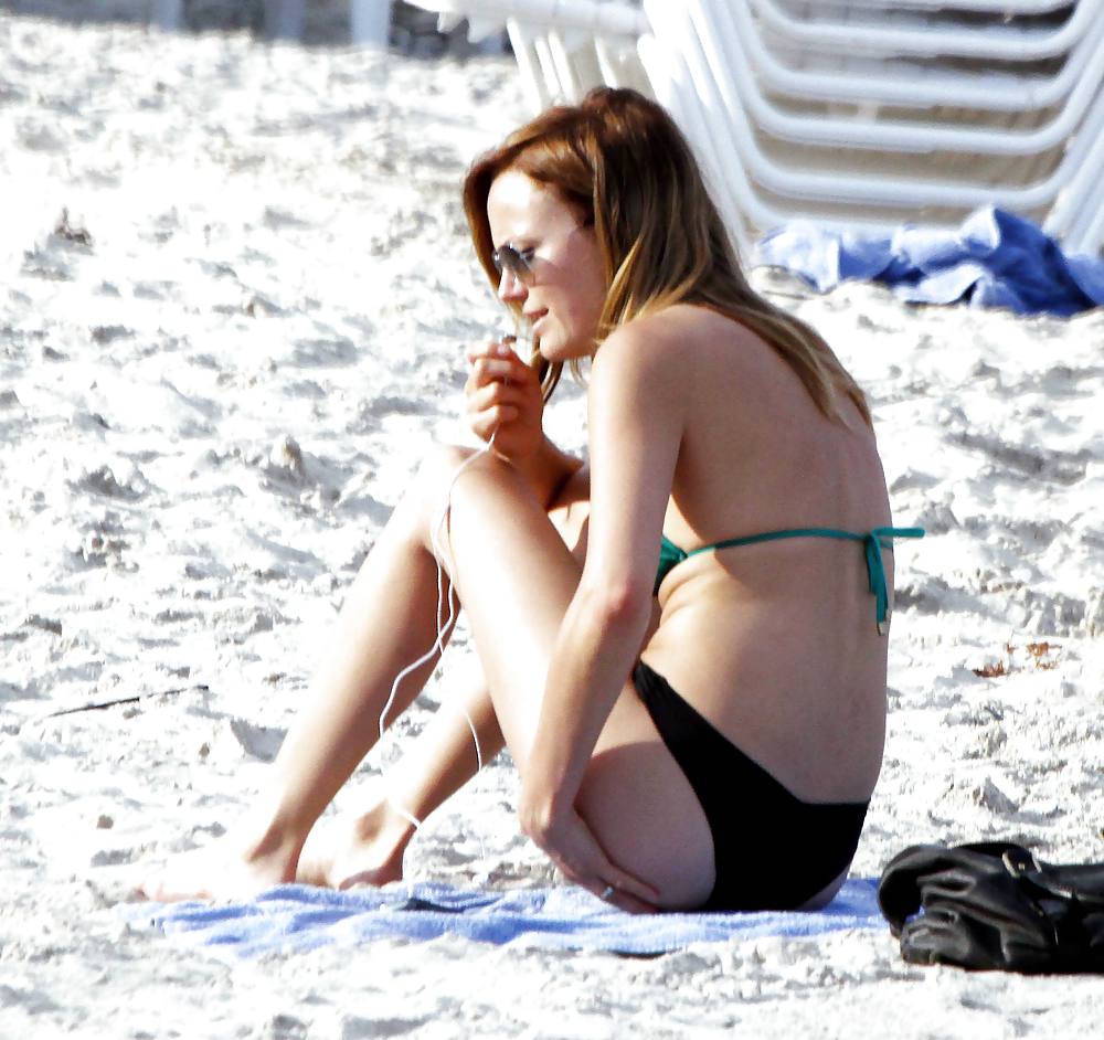 Malin akerman muestra su cuerpo en bikini en la playa de miami
 #4882353