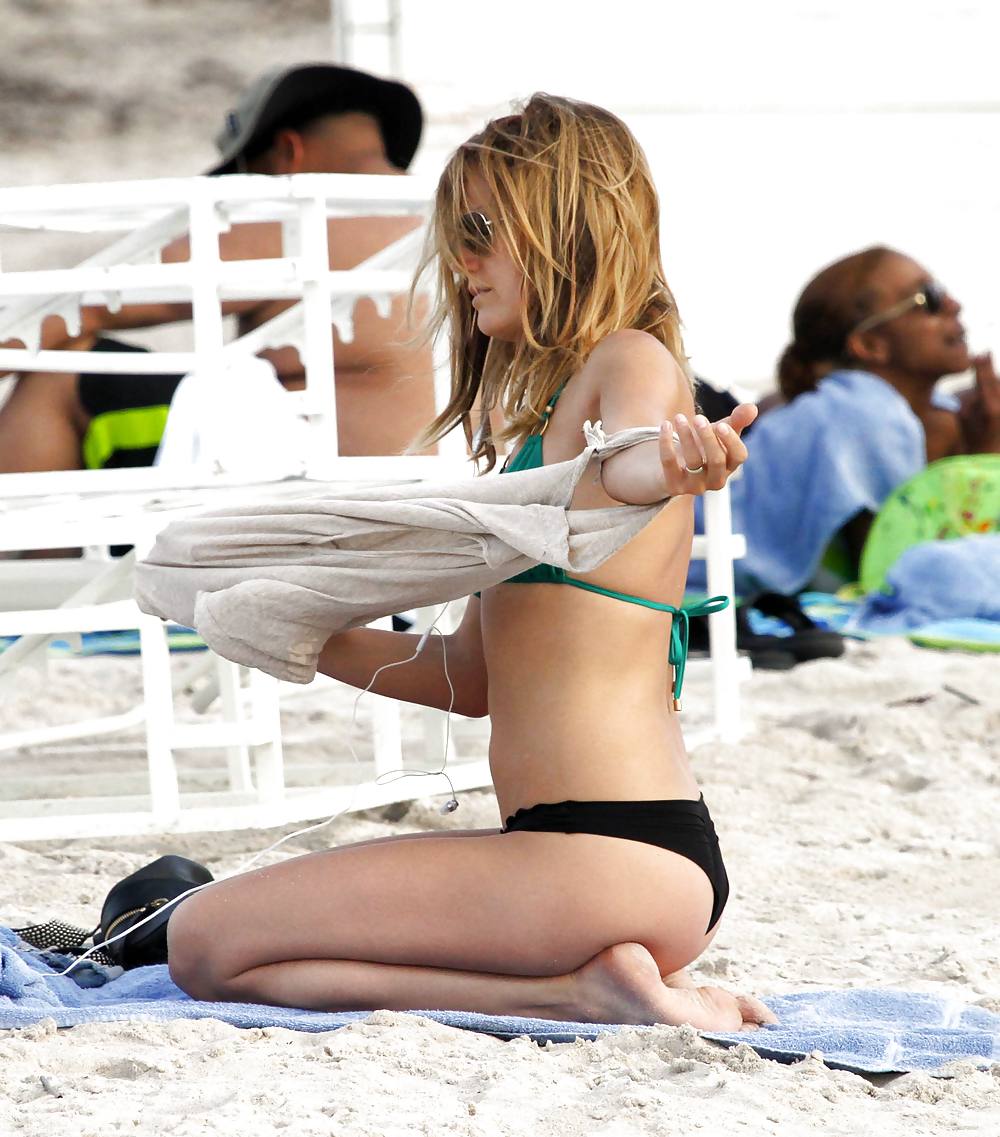 Malin Akerman Montre Son Bikini Bod Sur La Plage De Miami #4882460