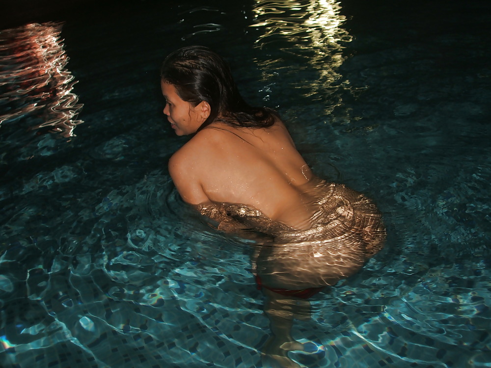 Sexy coed desnuda en la piscina de la playa
 #1249435