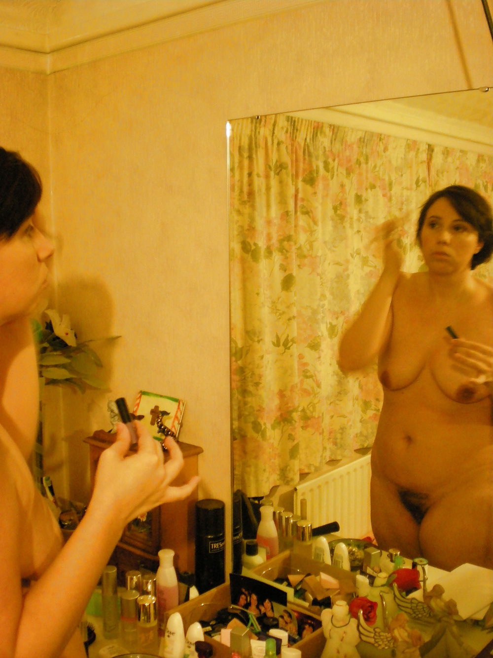 Il mio holly indossava nudo nello specchio
 #17075717