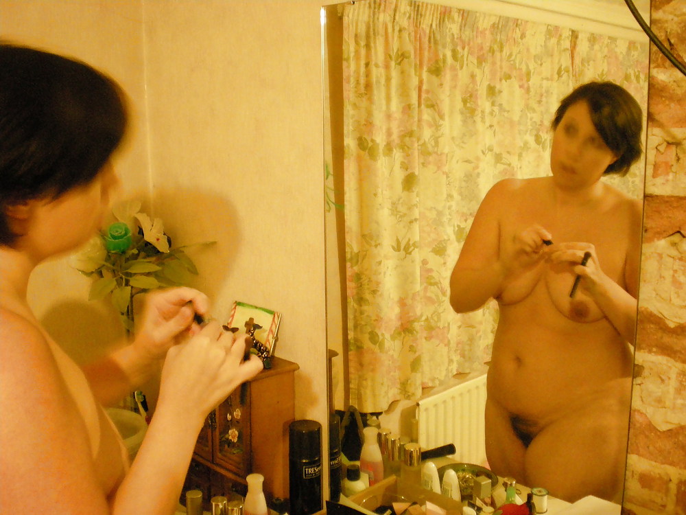 Il mio holly indossava nudo nello specchio
 #17075723