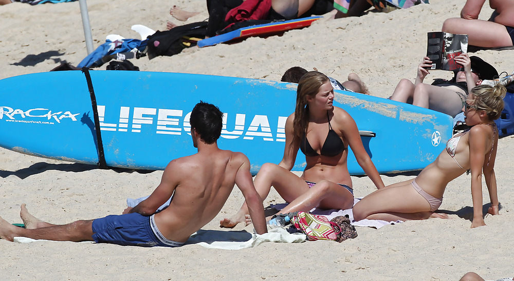 Samara Weaving bikini candids Bronte beach Sydney #5670905