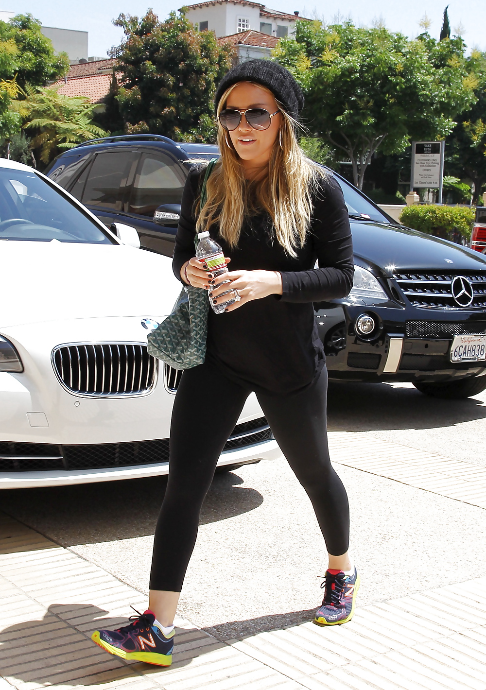 Hilary Duff Butin Dans Des Pantalons Serrés à Barneys Dans Beverly Hills #5156918