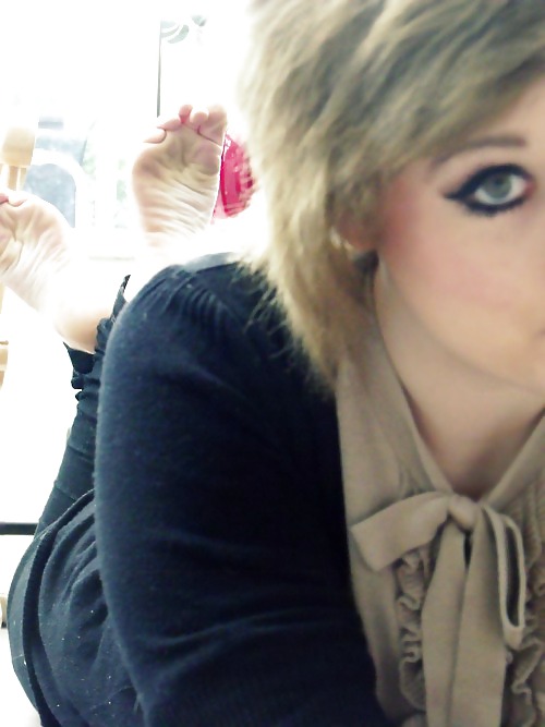 ニコルとその足
 #22666906