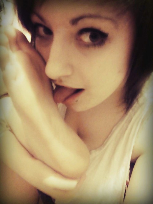 ニコルとその足
 #22666914