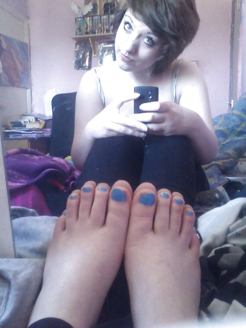 ニコルとその足
 #22666945