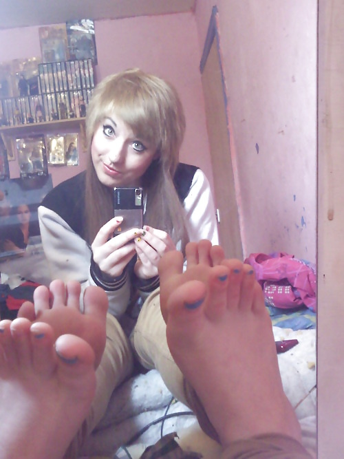 ニコルとその足
 #22666947