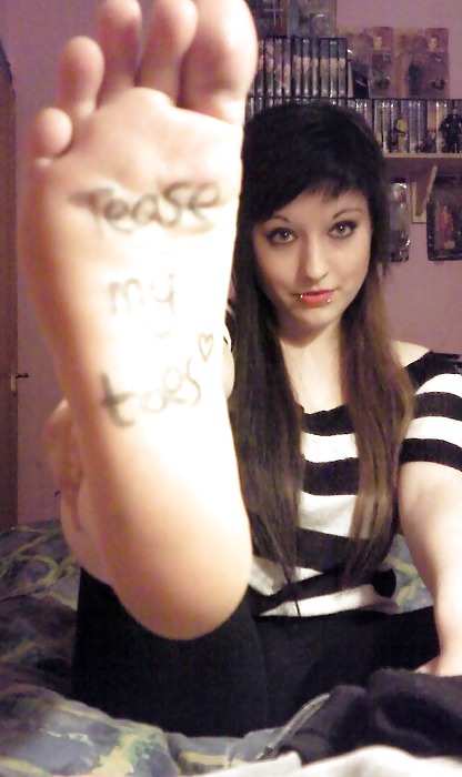 ニコルとその足
 #22666982