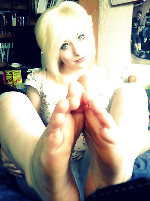 ニコルとその足
 #22666995