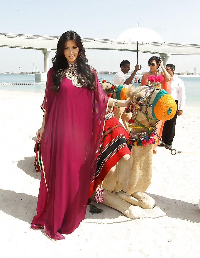 Kim Kardashian Kamelritt In Dubai #7964408