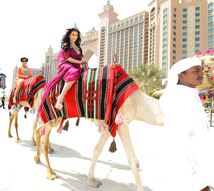 Kim Kardashian Kamelritt In Dubai #7964429