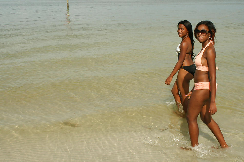Giovani neri carini sulla spiaggia ii
 #8003065