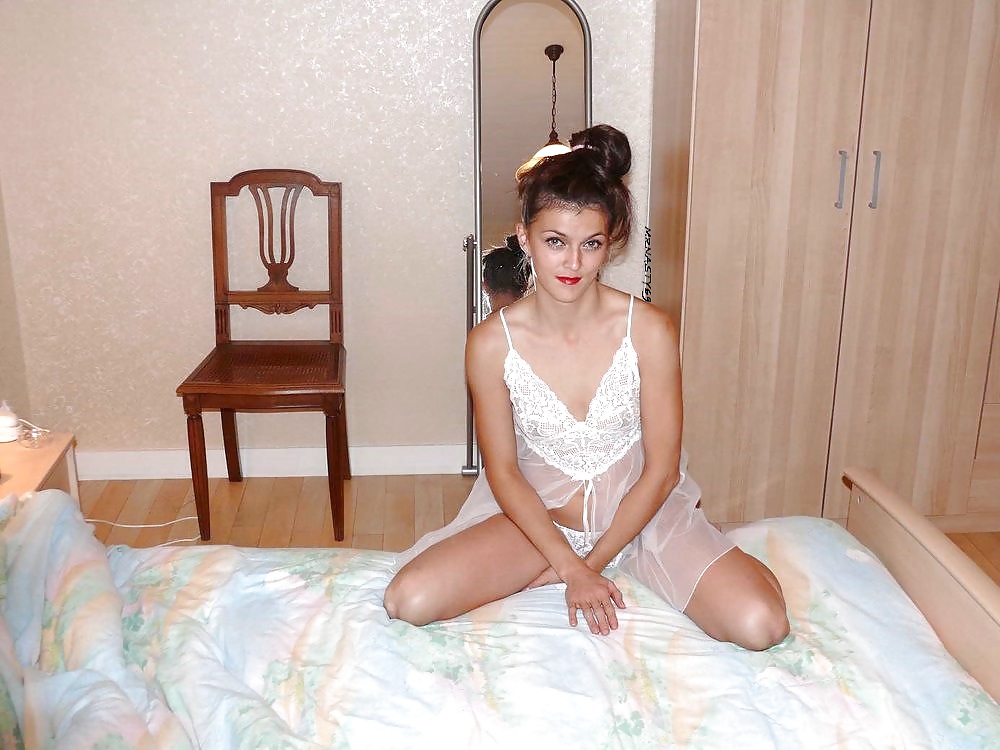 Esposa infiel mostrando el cuerpo desnudo en la habitación del hotel
 #19499558