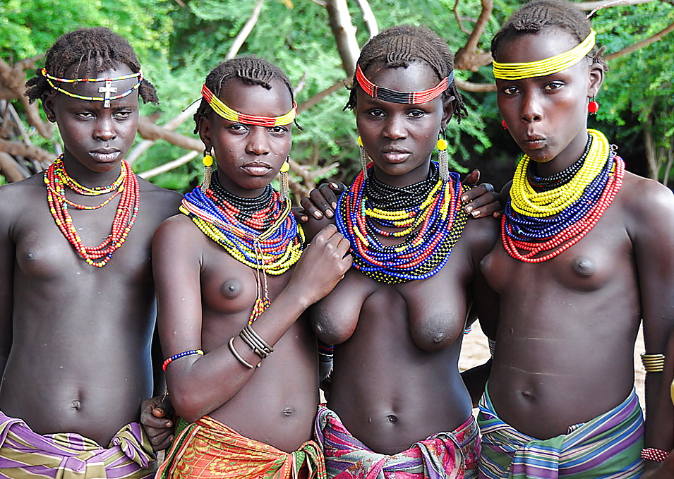 アフリカの伝統的な部族の女の子の美しさ
 #18757975