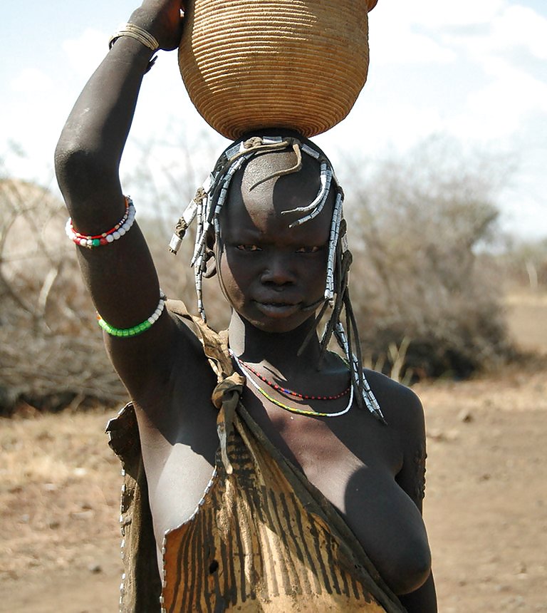 アフリカの伝統的な部族の女の子の美しさ
 #18757982