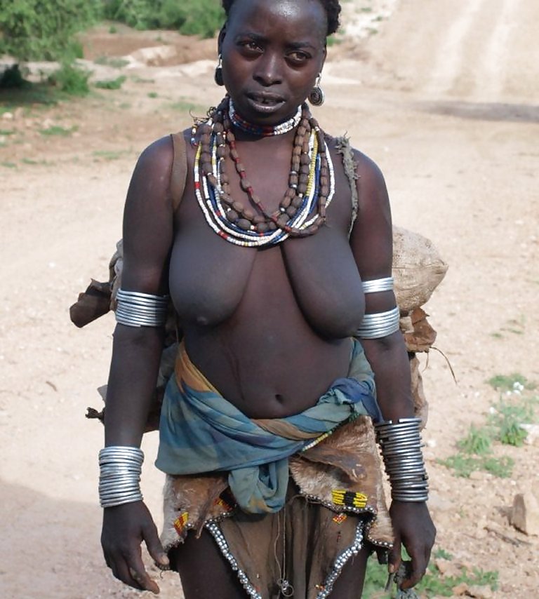 アフリカの伝統的な部族の女の子の美しさ
 #18758022