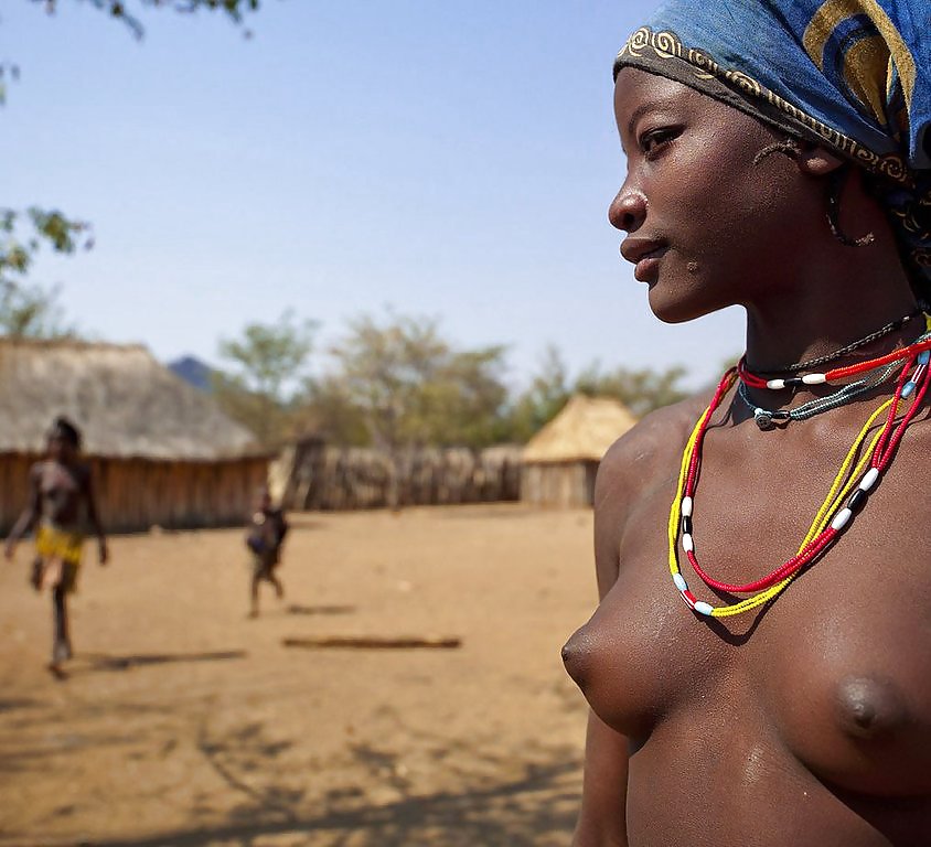 アフリカの伝統的な部族の女の子の美しさ
 #18758044