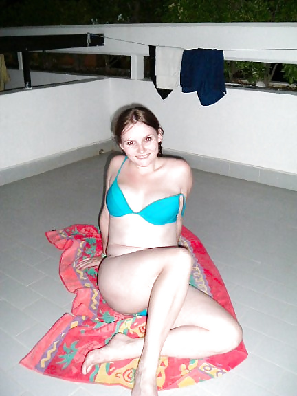 Novia joven se desnuda en el balcón
 #16517905