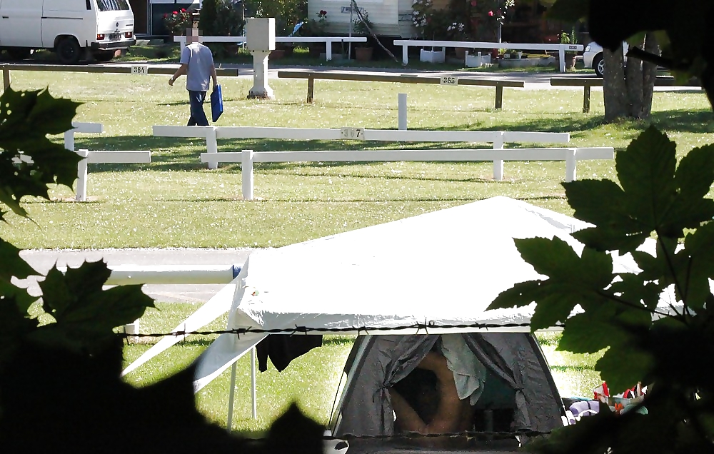 Cambiandose en el camping
 #14319463