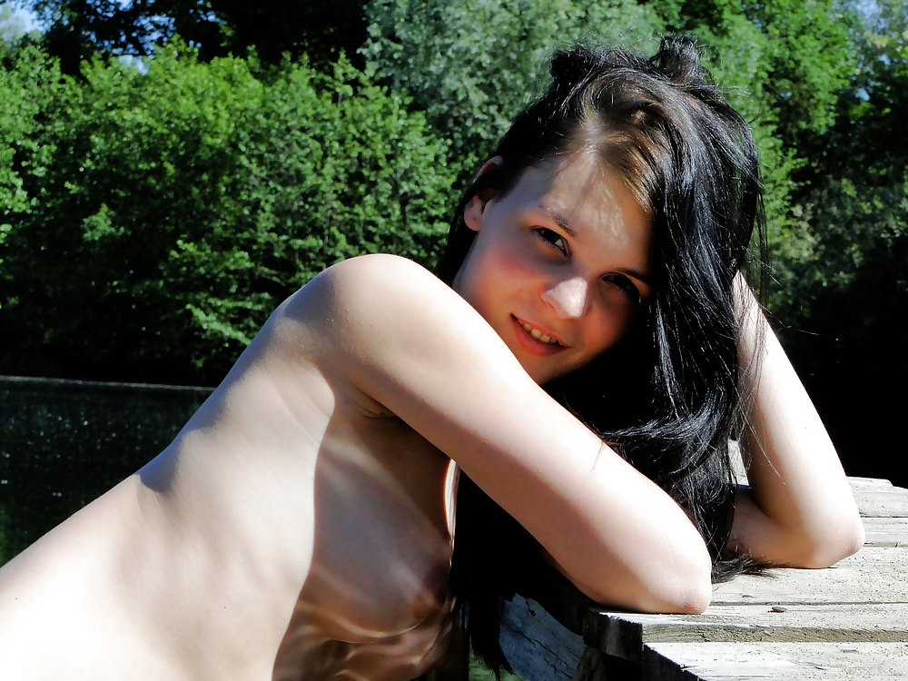 Sexy amateure teen zeigt sich nackt in der natur
 #12651549