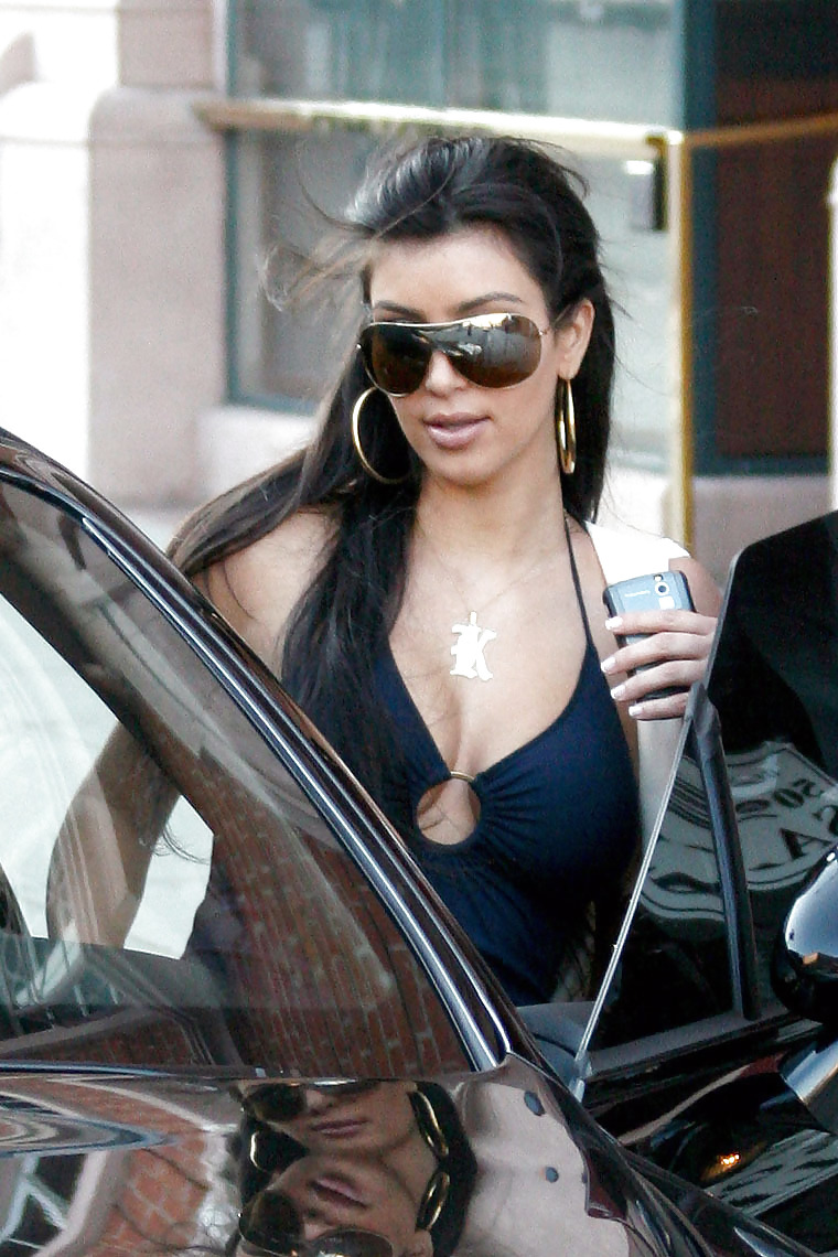 Kim Kardashian Les Candids Très Cleavagy En Robe Bleue #4655190