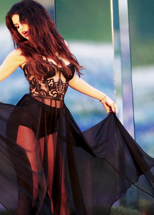 Selena gomez
 #14724560