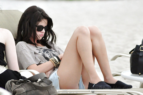 Selena gomez
 #14726346