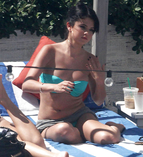 Selena gomez
 #14726643