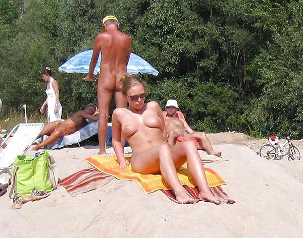 Diversión en la playa desnuda
 #3147039