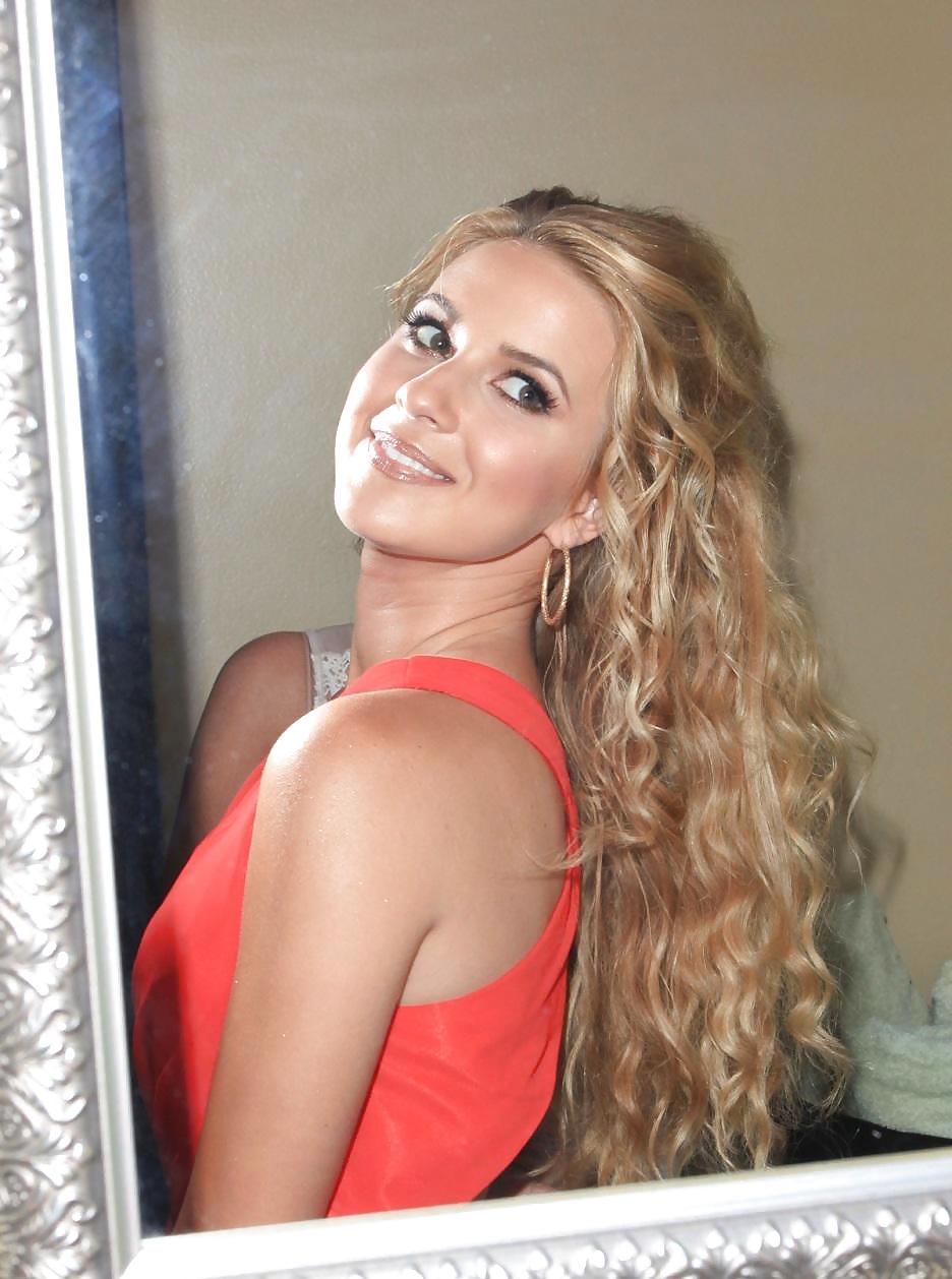 Caroline sunshine
 #21637479