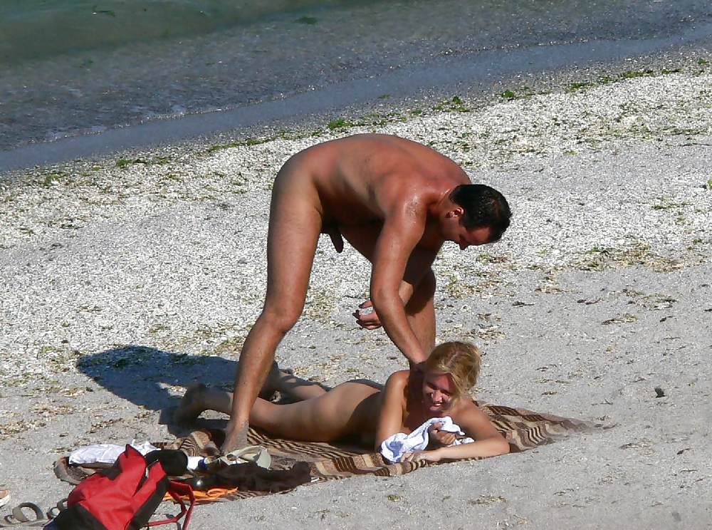 Divertimento con la moglie in spiaggia - 2
 #12163496