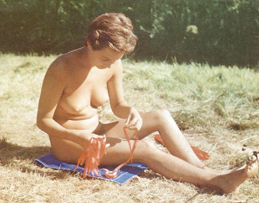 Nudistas naturistas flash público al aire libre #20
 #17004301