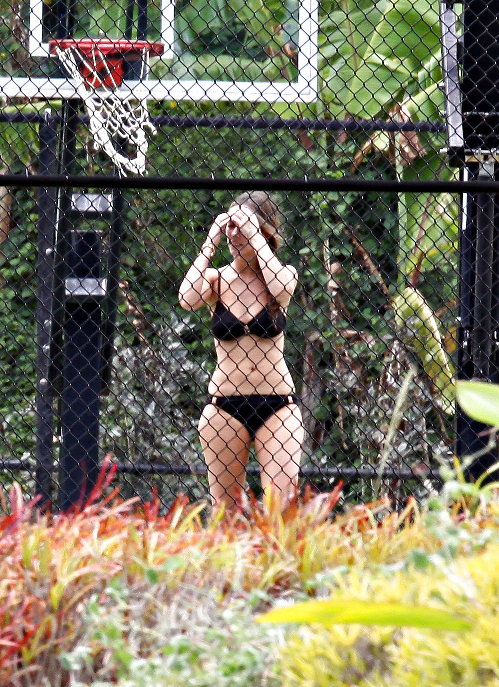Jennifer Love Hewitt Basketball Spielen In Einem Braunen Bikini #4701018
