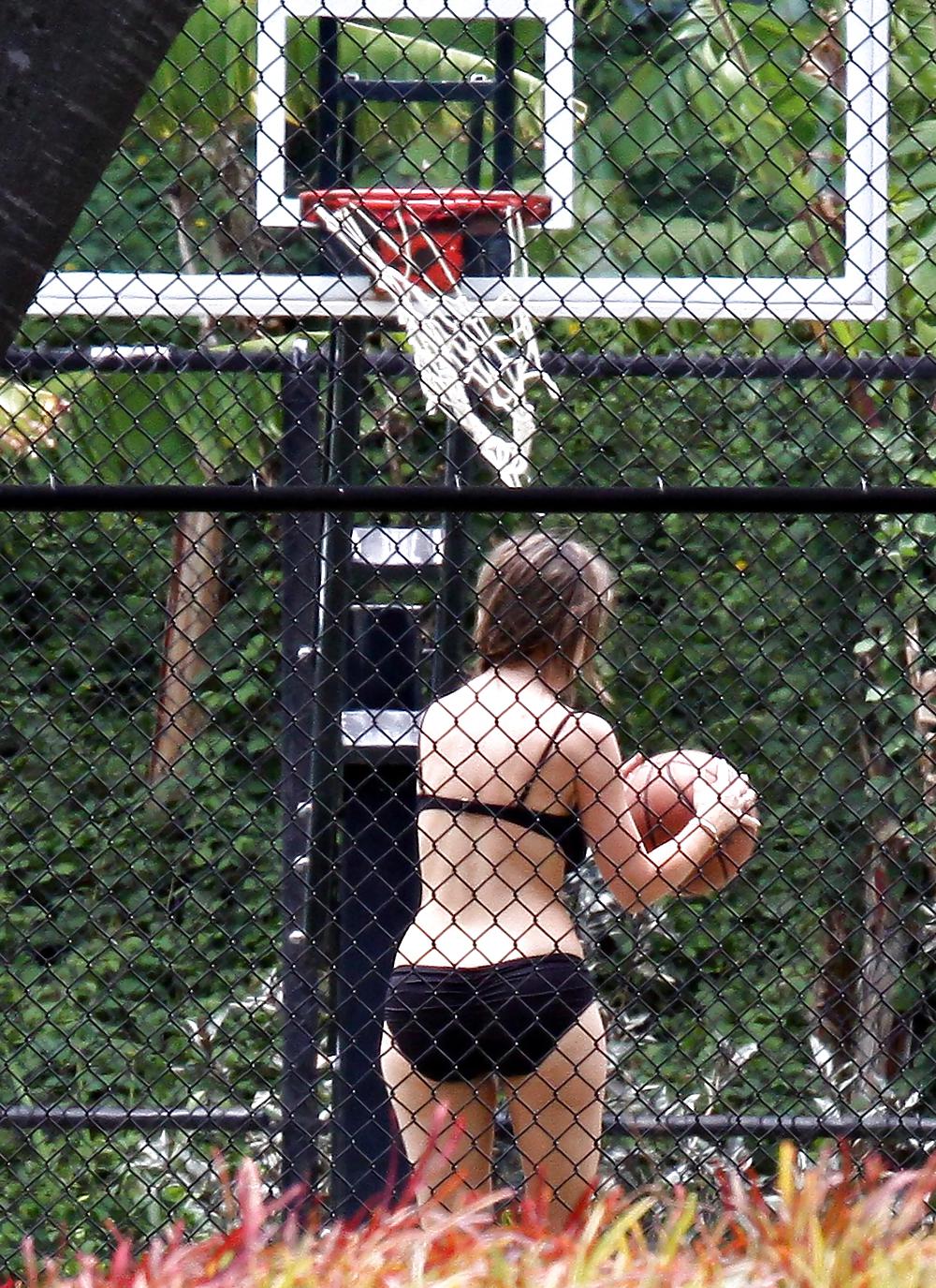 Jennifer Love Hewitt Basketball Spielen In Einem Braunen Bikini #4701043