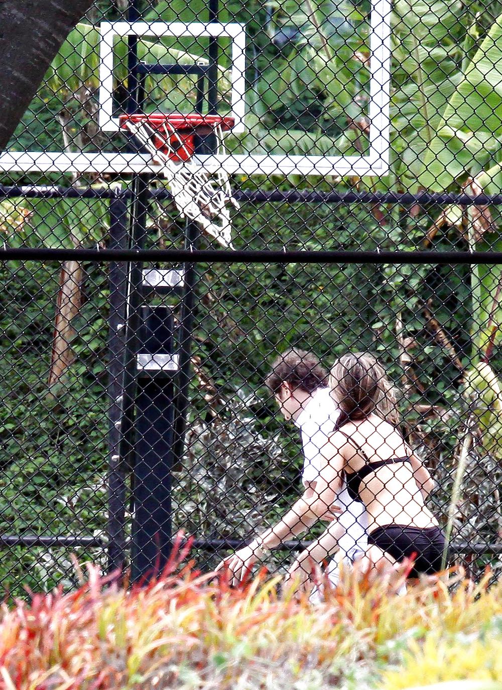 Jennifer Love Hewitt Basketball Spielen In Einem Braunen Bikini #4701054