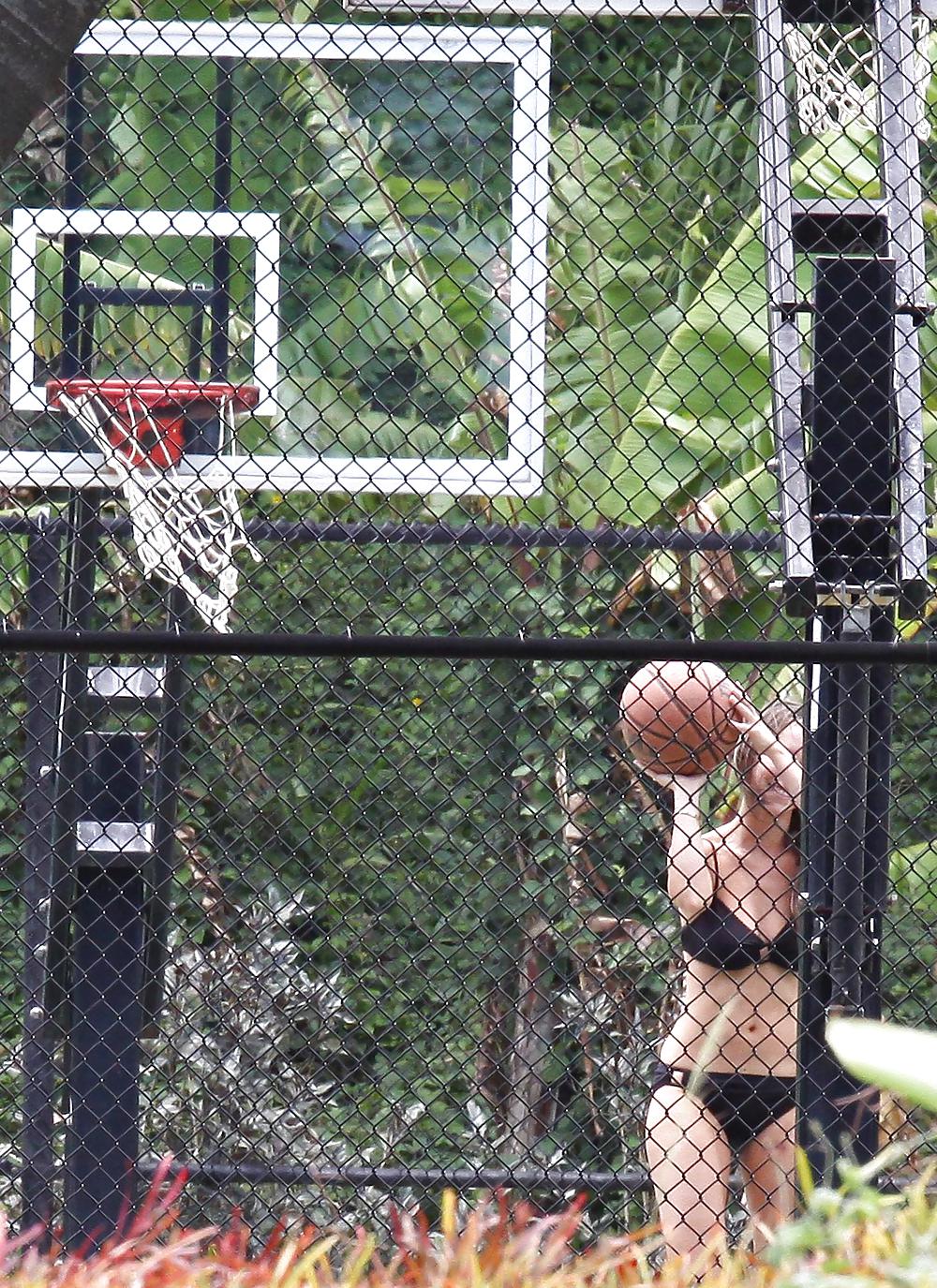 Jennifer Love Hewitt Basketball Spielen In Einem Braunen Bikini #4701067