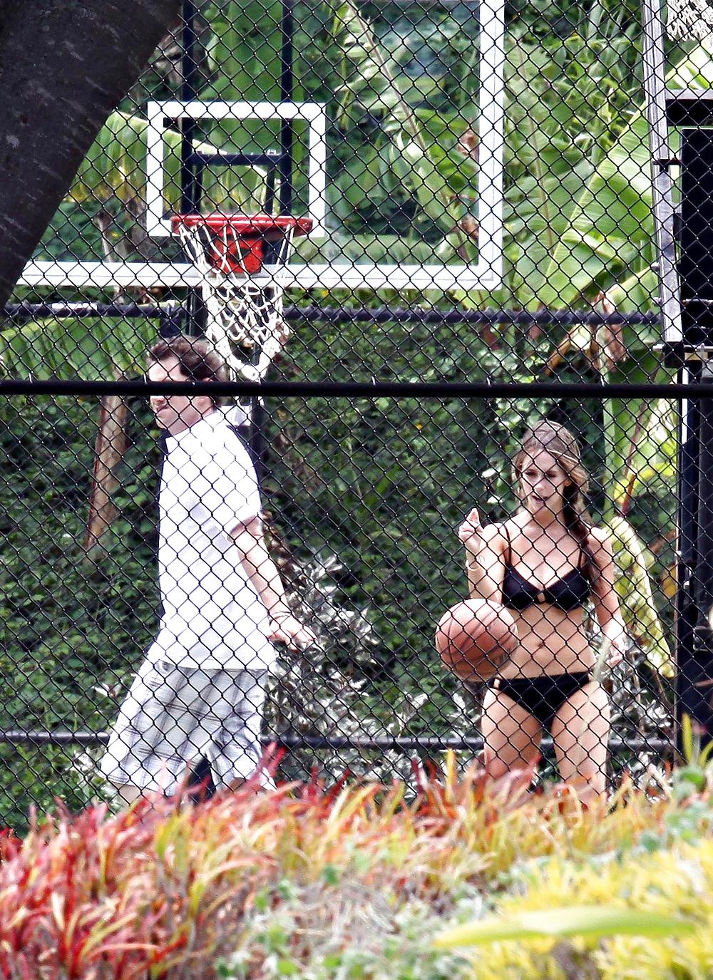Jennifer Love Hewitt Basketball Spielen In Einem Braunen Bikini #4701106