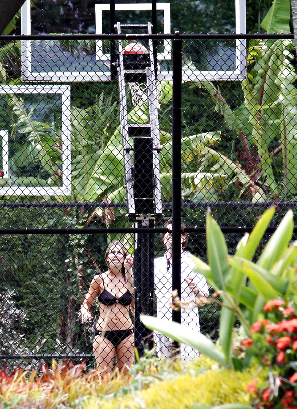 Jennifer Love Hewitt Basketball Spielen In Einem Braunen Bikini #4701114