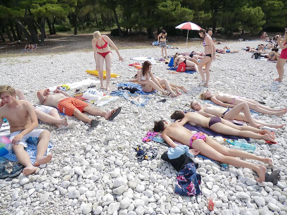 Giovani in topless sulla spiaggia - commentare loro sporco per più
 #17539111