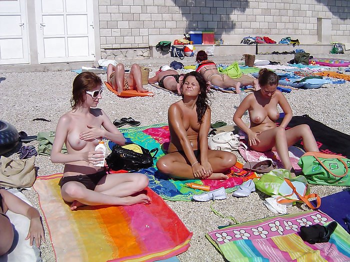 Giovani in topless sulla spiaggia - commentare loro sporco per più
 #17539117