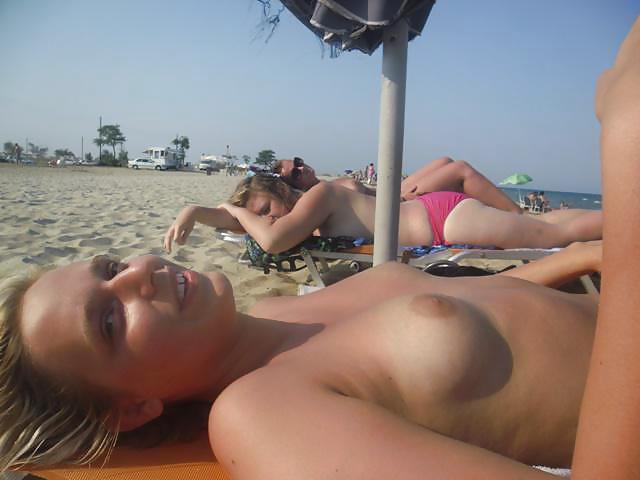 Giovani in topless sulla spiaggia - commentare loro sporco per più
 #17539165
