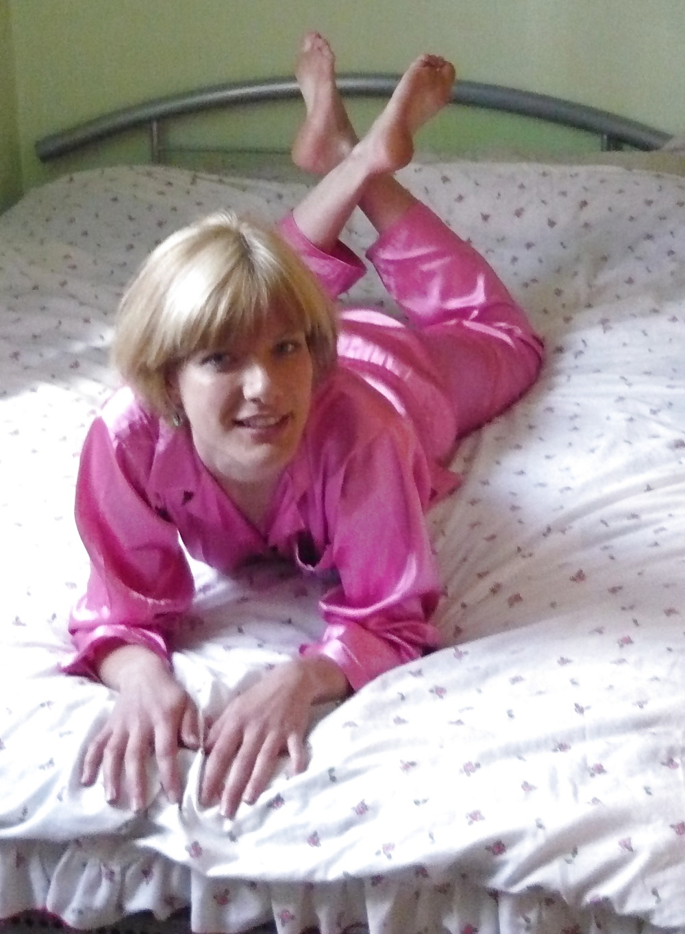 ピンクサテンのパジャマ
 #14838777